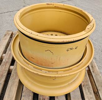 Caterpillar Tire & Rim 3304095 for a CAT
