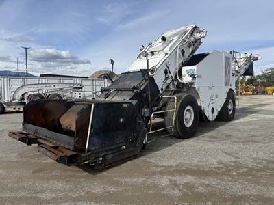 Roadtec SB2500E Material Transfer Vehicle