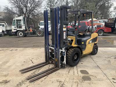 Caterpillar GP30N Pneumatic Tire Forklift