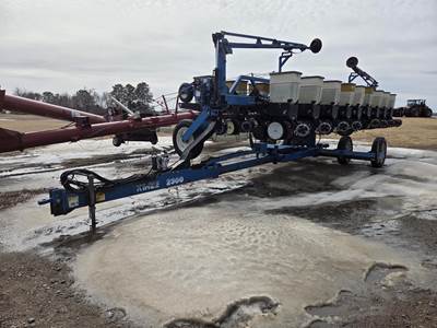 Kinze 2300 Planter / Row Unit