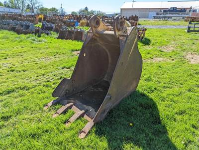 36" Bucket, 80 mm Pins, 13.5" Stick Width, 19" C-2-C; Missing A Bushing!