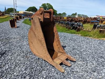 30" Bucket, 90 mm Pins, 13.75" Stick Width, 22.5" C-2-C