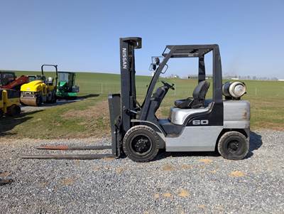 Nissan MUGL02A30LV Pneumatic Tire Forklift - 5225lb Capacity, 16ft Lift Height