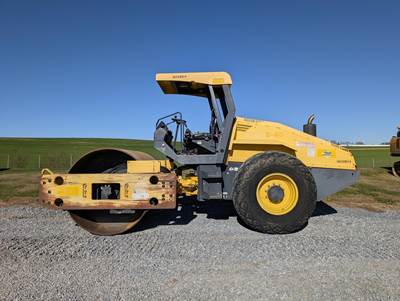 BOMAG BW211D-40 Smooth Drum Roller Compactor