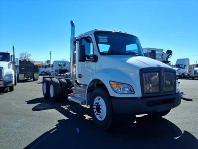 Kenworth T480 Tandem Axle Cab & Chassis Truck - Paccar, 300HP, 6 Speed Allison Rds Automatic