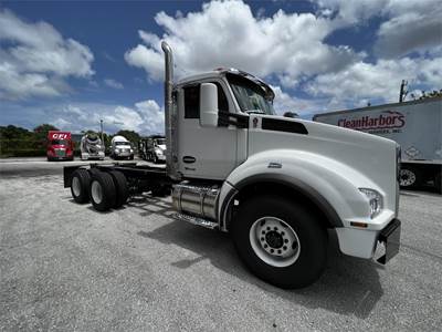 Kenworth T880 Tandem Axle Cab & Chassis Truck - Cummins, 400HP, 8Ll Manual