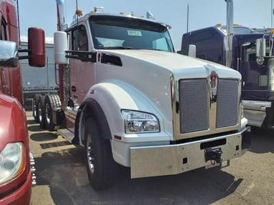 Kenworth T880 Tri Axle Day Cab Truck - Cummins 565HP, 18 Speed Manual