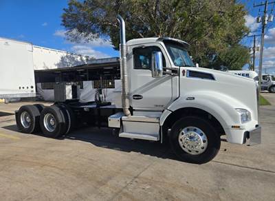 Kenworth T880 Day Cab Truck - Paccar 455HP, 10 Speed Manual