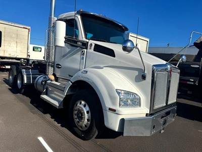 Kenworth T880 Day Cab Truck - Paccar 455HP, 10 Speed Ultrashift Amt