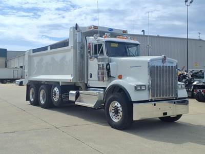 Kenworth W900 Tri Axle Day Cab Truck - Cummins 565HP, 6 Speed Allison Rds Automatic