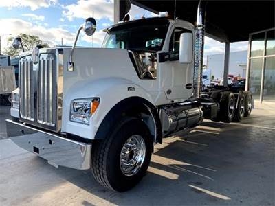 Kenworth W990 Tri Axle Day Cab Truck - Cummins 565HP, 18 Speed Endurant Amt