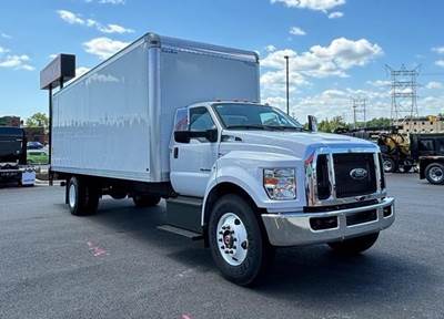Ford F-750 26 ft Box Truck - 300HP, Automatic, Roll up Door, Liftgate