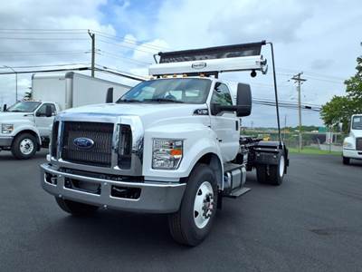 Ford F-750 Single Axle Hooklift Truck - 300HP, Automatic