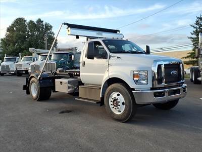 Ford F-750 Single Axle Hooklift Truck - 300HP, Automatic