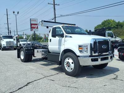 Ford F-750 XL Single Axle Hooklift Truck - 300HP, Automatic