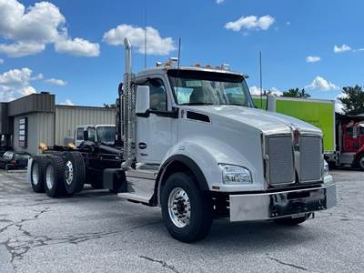 Kenworth T880 Tri Axle Hooklift Truck - Cummins, 500HP, 6 Speed Allison Rds Automatic