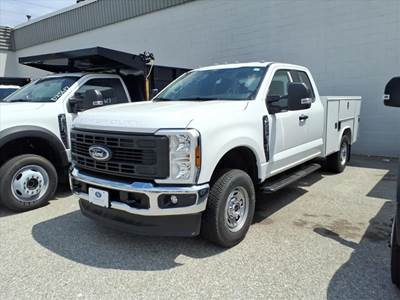 Ford F-250 XL Mechanic / Service Truck - Automatic