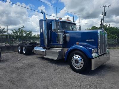 Kenworth W900 Sleeper Semi Truck - 38" Flat Top Sleeper, Cummins 450HP, 13 Speed Manual