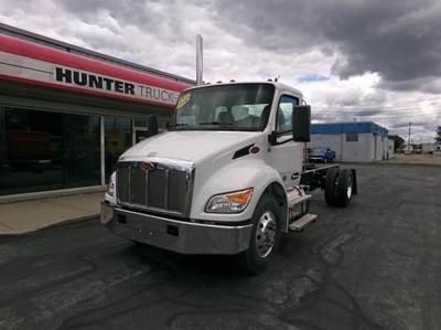Peterbilt 536 Single Axle Cab & Chassis Truck - Paccar, 200HP, 8 Speed Amt