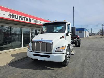 Peterbilt 537 Cab & Chassis Truck - Paccar, 260HP, 6 Speed Automatic