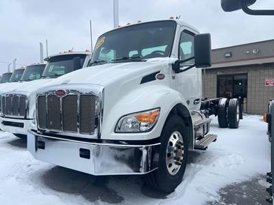 Peterbilt 537 Tandem Axle Cab & Chassis Truck - Paccar, 300HP, 8 Speed Amt