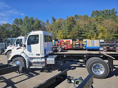 Peterbilt 537 Cab & Chassis Truck - Cummins, 350HP