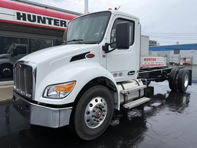 Peterbilt 537 Tandem Axle Cab & Chassis Truck - Paccar, 300HP, 8 Speed Amt