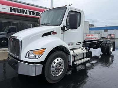 Peterbilt 537 Tandem Axle Cab & Chassis Truck - Paccar, 300HP, 8 Speed Amt