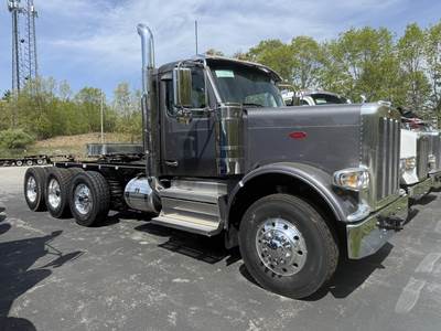 Peterbilt 589 Cab & Chassis Truck - Paccar, 485HP