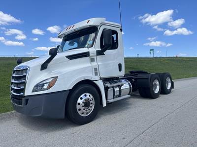 Freightliner Cascadia 126 Day Cab Truck - Detroit 450HP, 12 Speed Dt12 Amt