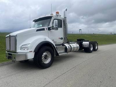Kenworth T880 Day Cab Truck - Cummins 565HP, 18 Speed Manual