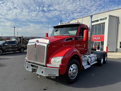 Kenworth T880 Day Cab Truck - Paccar 510HP, 18 Speed Manual