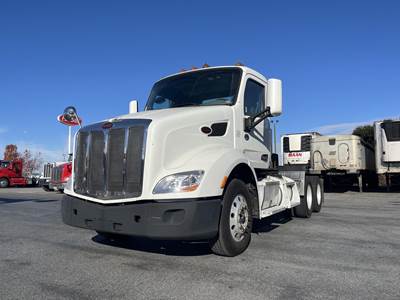 Peterbilt 579 Day Cab Truck - Paccar 455HP, 10 Speed Manual