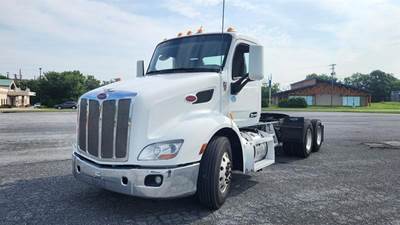 Peterbilt 579 Day Cab Truck - Paccar 510HP, 10 Speed Manual