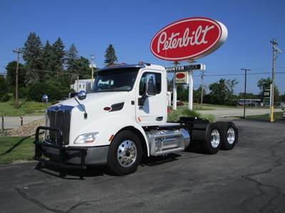 Peterbilt 579 Day Cab Truck - Paccar 455HP, 10 Speed Manual