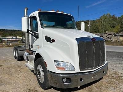 Peterbilt 579 Day Cab Truck - Paccar, 10 Speed Manual