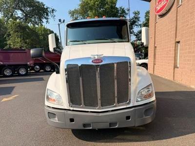 Peterbilt 579 Day Cab Truck - Paccar 455HP, 10 Speed Manual