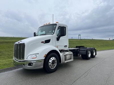 Peterbilt 579 Day Cab Truck - Paccar 510HP, 10 Speed Manual