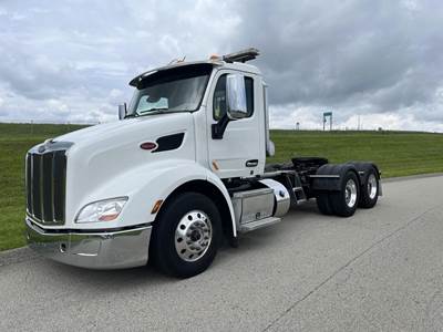 Peterbilt 579 Day Cab Truck - Paccar 455HP, 13 Speed Manual