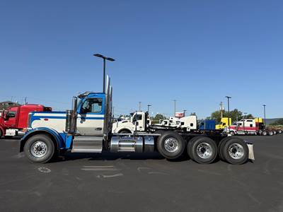 Peterbilt 589 Tri Axle Day Cab Truck - Cummins 565HP, 18 Speed Manual