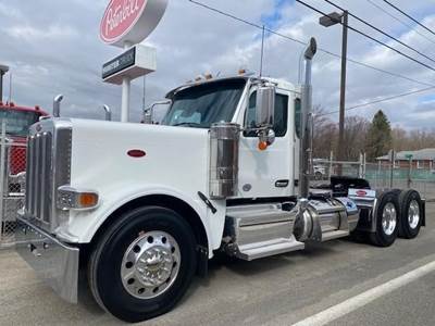 Peterbilt 589 Day Cab Truck - Paccar 510HP, 18 Speed Manual