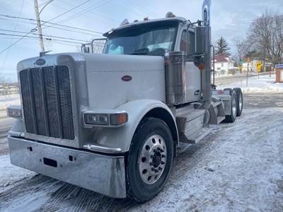 Peterbilt 589 Day Cab Truck - Paccar 510HP, 18 Speed Manual