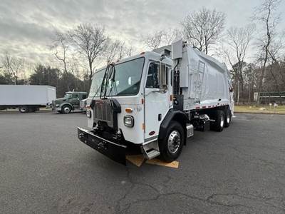 Peterbilt 520 Tandem Axle Garbage Truck - Paccar, 400HP, 6 Speed Allison Rds Automatic