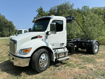 Peterbilt 536 Hooklift Truck - Paccar, 325HP