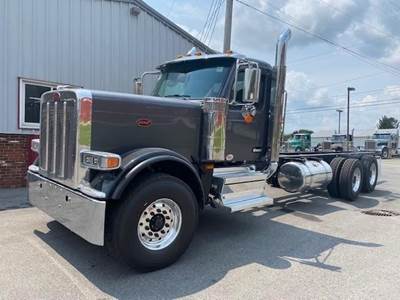Peterbilt 589 Logging Truck - Cummins, 605HP, 18 Speed Manual