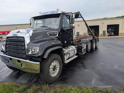 Freightliner 114SD Roll Off Truck - Detroit, 450HP, 8Ll Amt