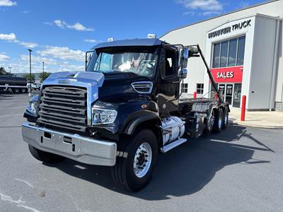 Freightliner 114SD Roll Off Truck - Detroit, 450HP, 8Ll Ultrashift Amt