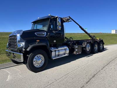 Freightliner 114SD Tri Axle Roll Off Truck - Detroit, 450HP, 8Ll Ultrashift Amt