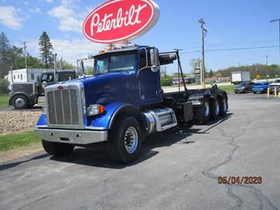 Peterbilt 367 Roll Off Truck - Paccar, 455HP, 8Ll Manual