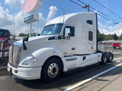 Kenworth T680 Sleeper Semi Truck - Cummins 400HP, Manual